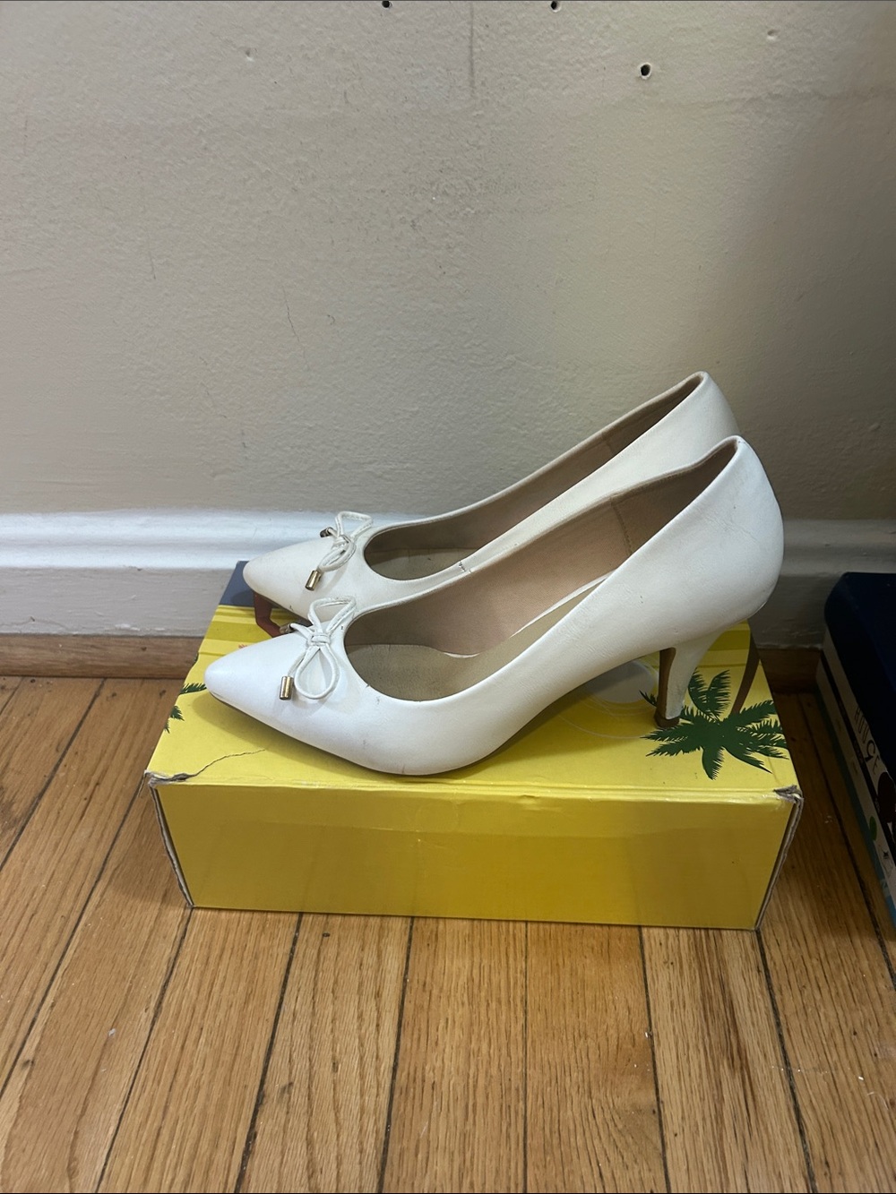 White Pointed Toe Bow Heels 🌹 - Picture 6 of 11